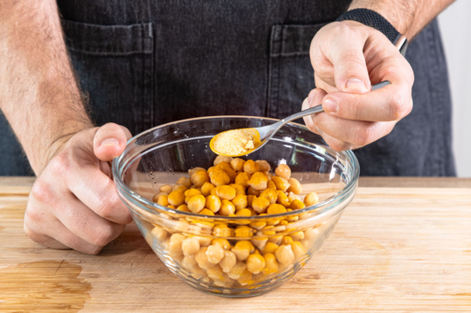 Kichererbsen-Snack mit Knoblauchpulver würzen