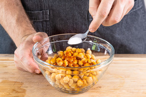 Kichererbsen-Snack salzen