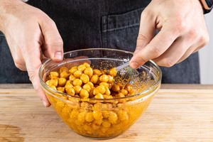 Kichererbsen-Snack mischen