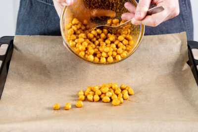 Kichererbsen-Snack aufs Backblech geben