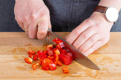 PAprika und Gurke in Würfel schneiden