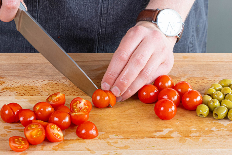 Tomaten und Oliven halbieren