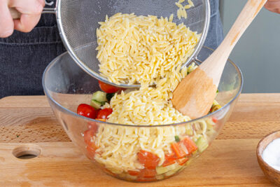 griechische Nudeln zum Salat geben