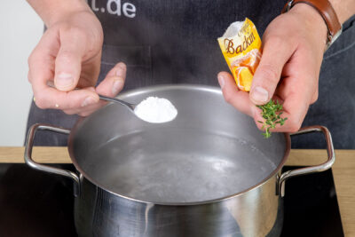 Backpulver zum Wasser geben