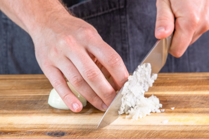 Zwiebel fein würfeln