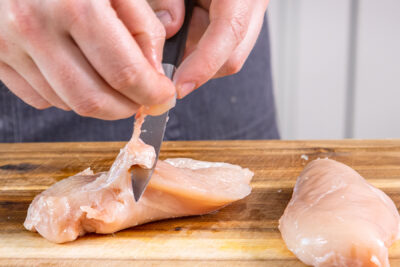 Fleisch von eventuellen Sehnen befreien