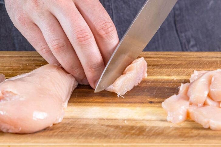 Hähnchen in Streifen schneiden