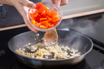 Paprika in die Pfanne geben