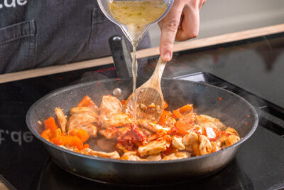 Hähnchengulasch mit Brühe ablöschen