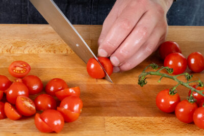 Tomaten halbieren