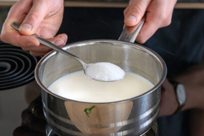 Milch und Zucker verrühren