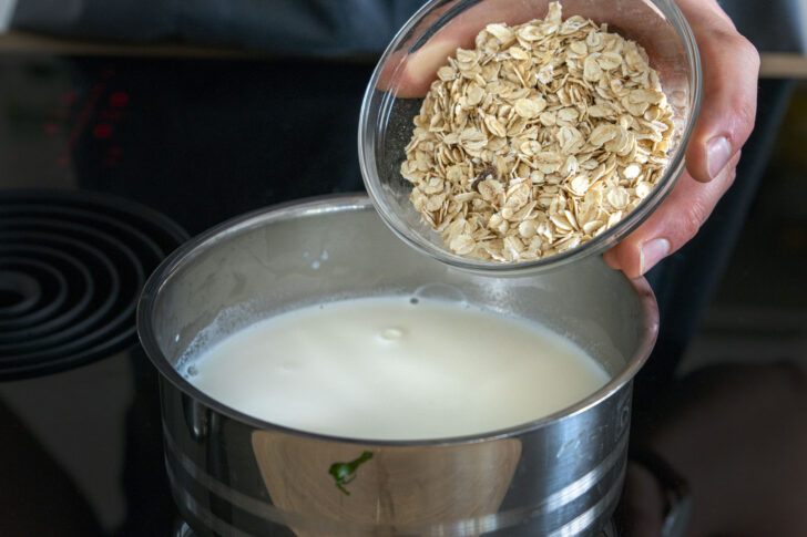 Haferflocken in Milch geben
