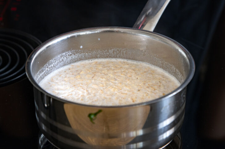 Hafersuppe mit Milch kochen