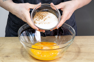 Zucker zum Eigelb geben