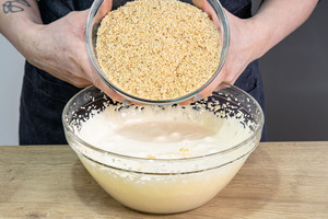 gemahlene Haselnüsse zur Masse geben