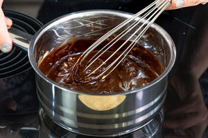 Schokolade mit Butter schmelzen