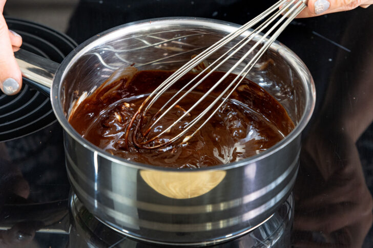 Schokolade mit Butter schmelzen