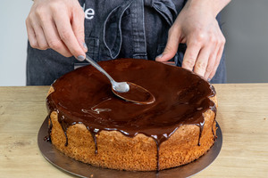 Schokoguss über Haselnusskuchen ohne Mehl geben