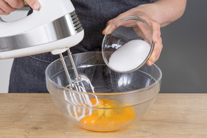 Eigelb und Zucker verrühren
