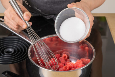 Himbeeren und Zucker erwärmen