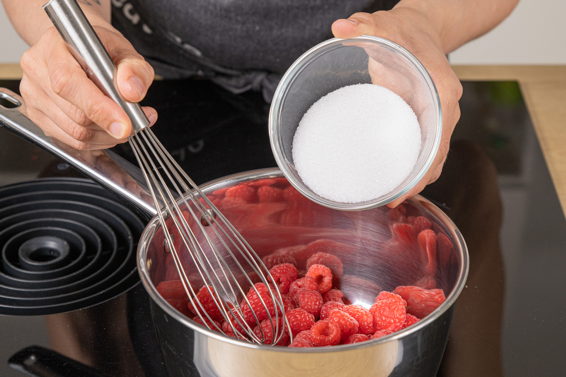 Himbeeren und Zucker erwärmen