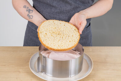 Himbeer-Mascarpone-Creme-Torte schichten