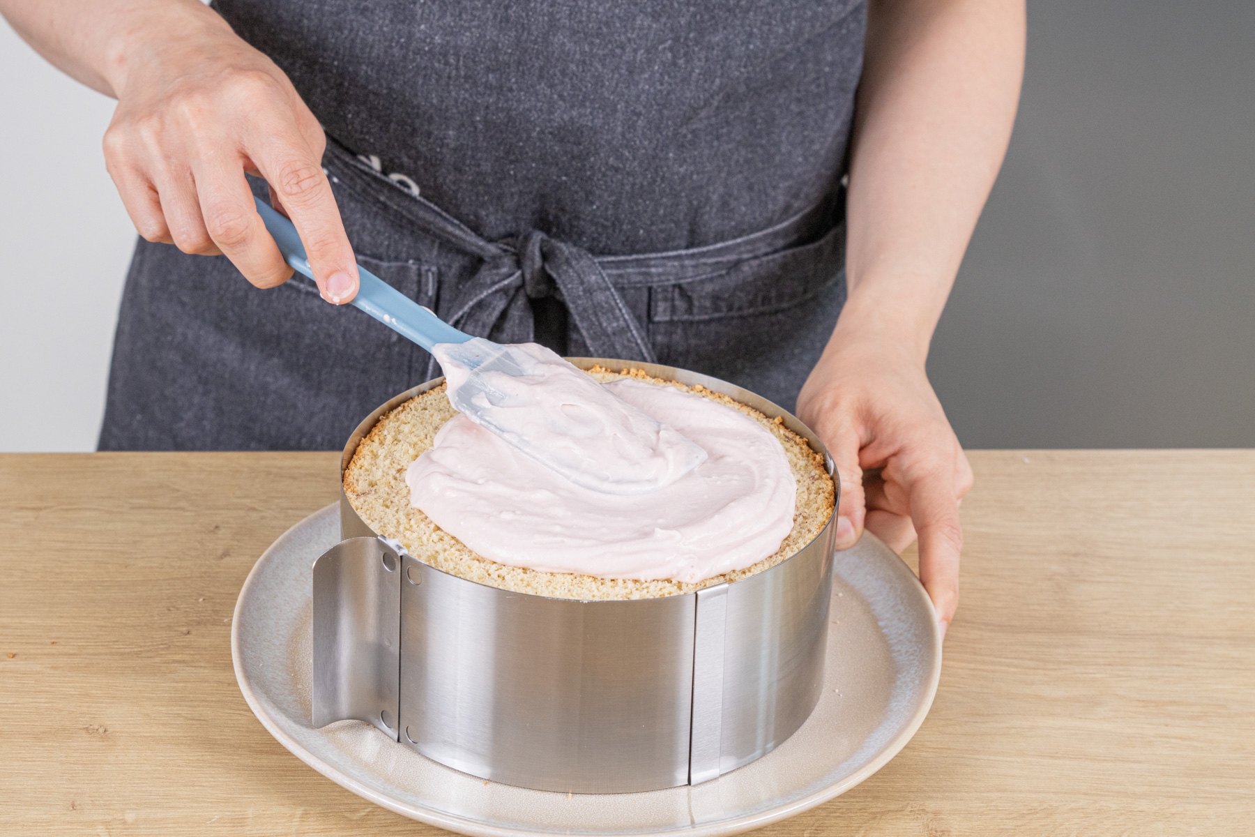 Restliche Creme auf der Himbeer-Mascarpone-Creme-Torte verstreichen