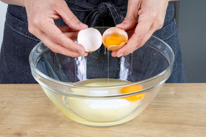 Eier zum Zucker geben