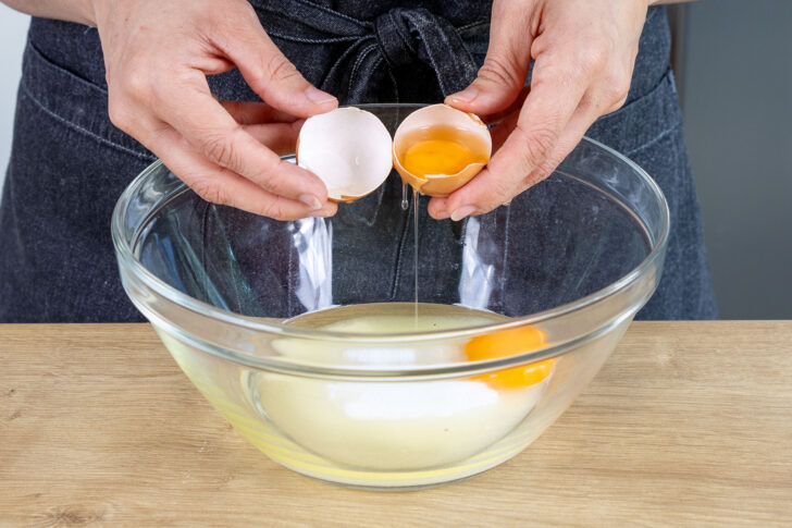 Eier zum Zucker geben