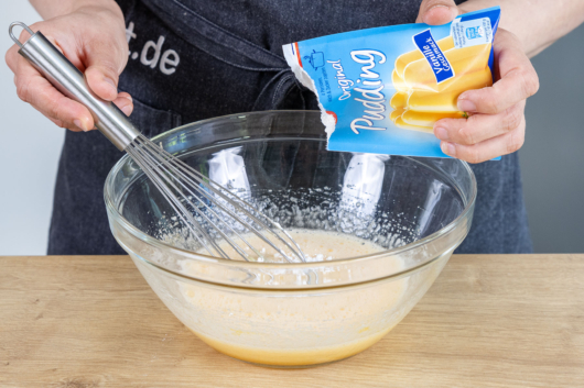 Puddingpulver zu der Eimasse geben