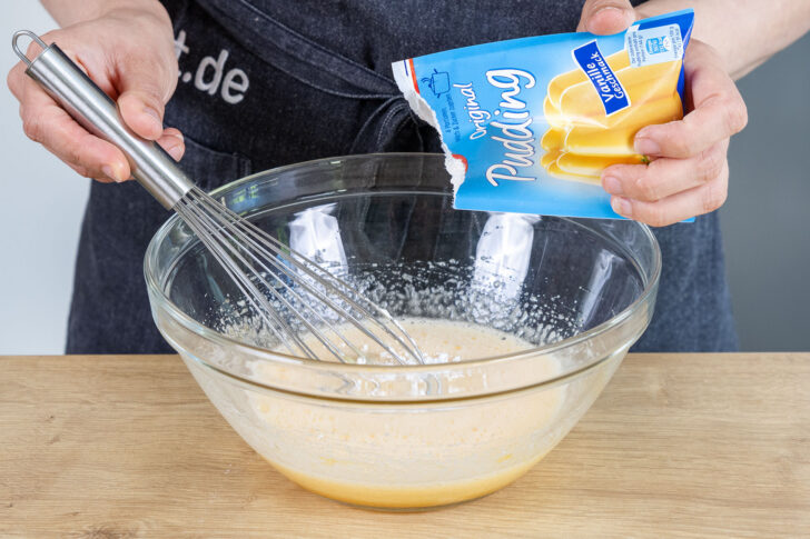 Puddingpulver zu der Eimasse geben