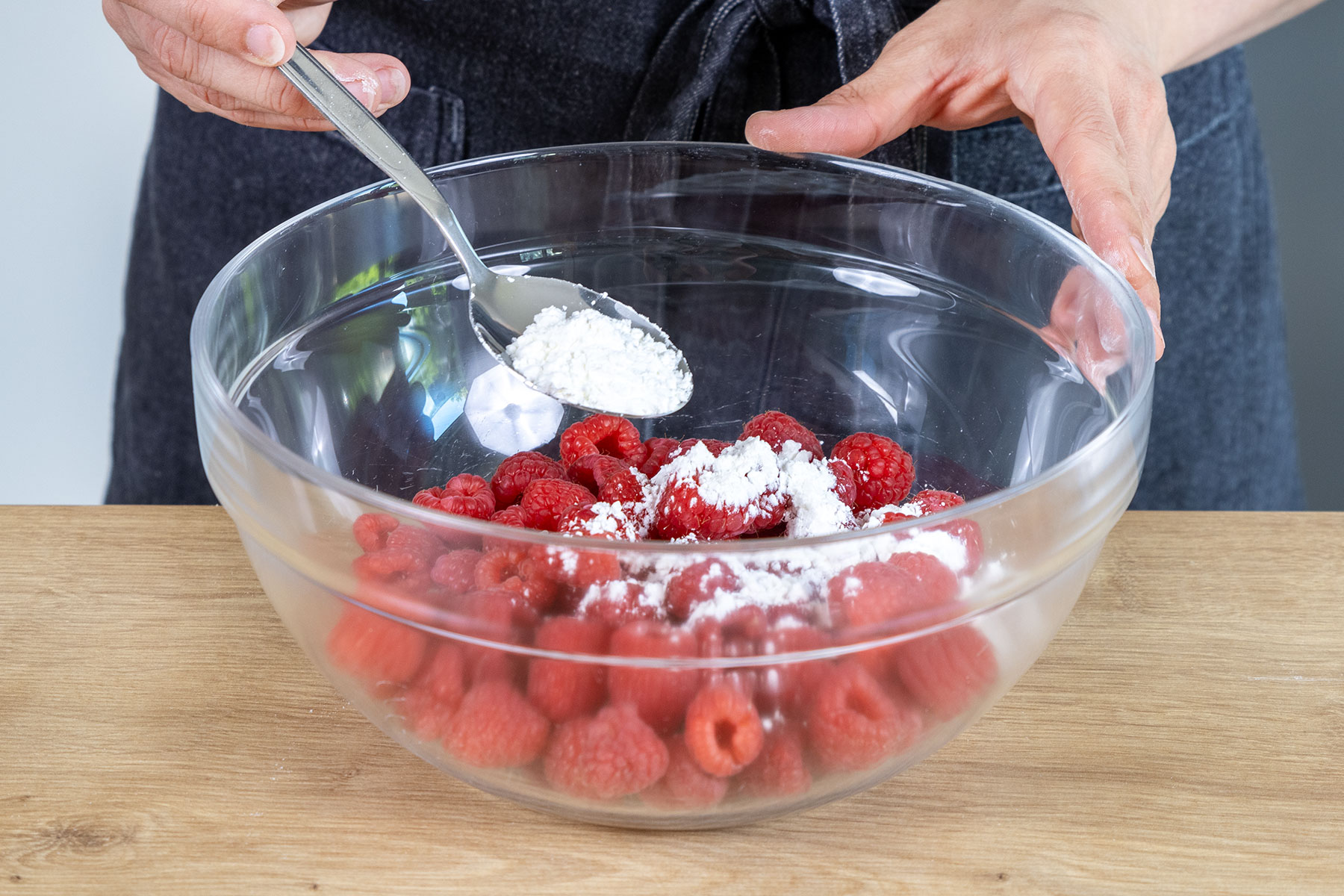 Speisestärke über die Himbeeren geben