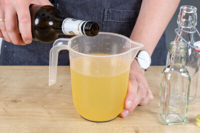 Korn zu dem Holunderblütensirup gießen