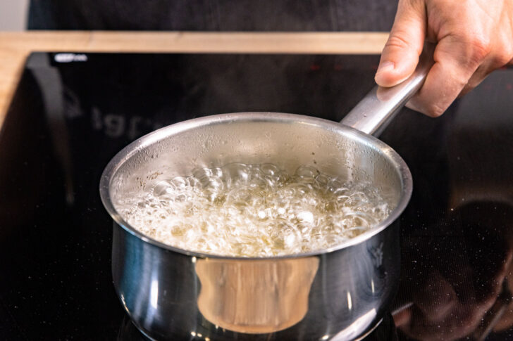 Holunderblütensirup aufkochen lassen