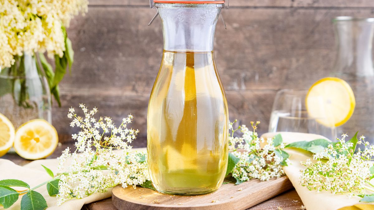 Holunderblütensirup selber machen | Rezept - eat.de