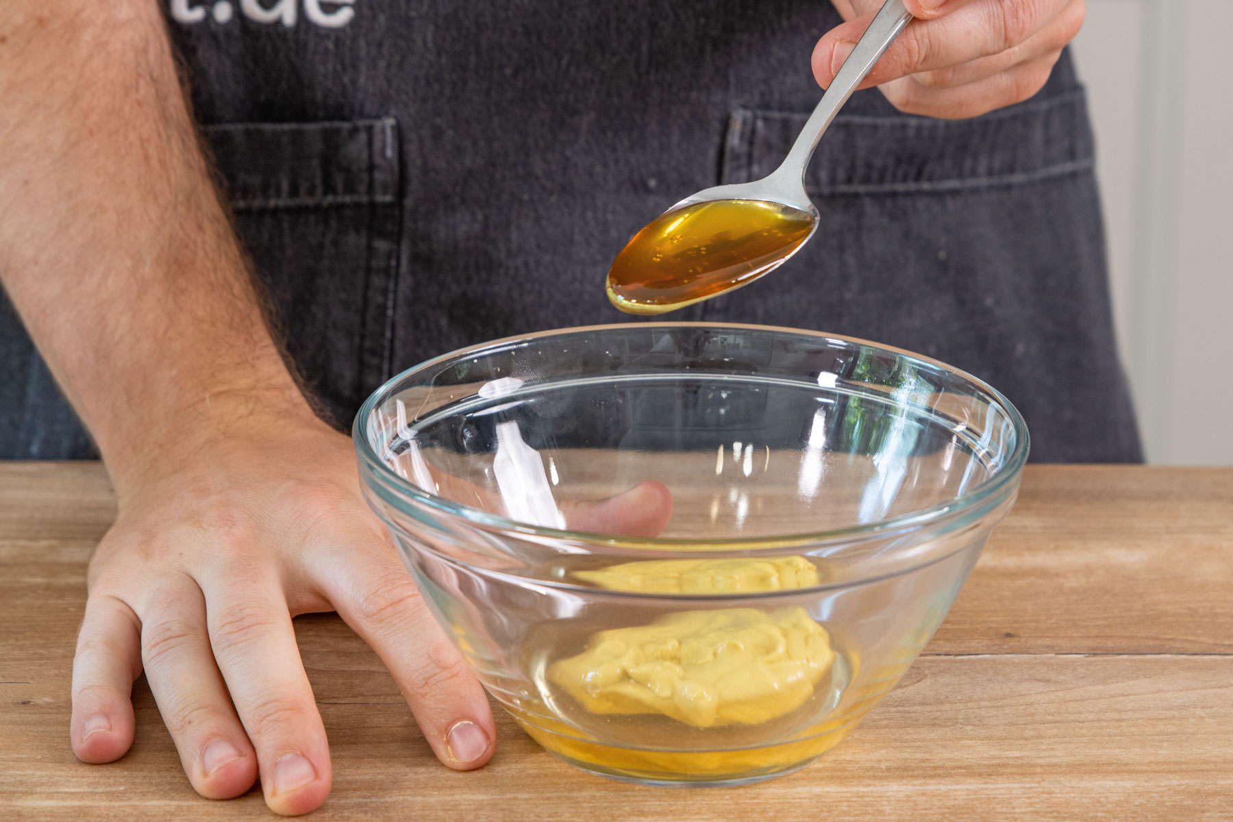 Honig zu Senf und Balsamico geben