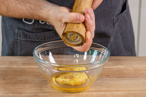 Honig-Senf-Dressing würzen