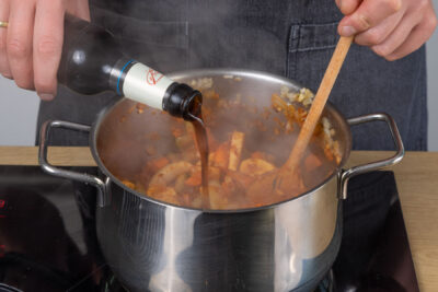 Das Schwarzbier mit in dem Topf zum Gemüse geben.