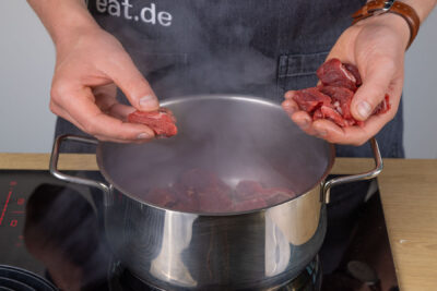 Das Rindfleisch im Topf kurz anbraten.
