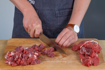 Das Rindfleisch in mundgerechte Stücke scheiden.