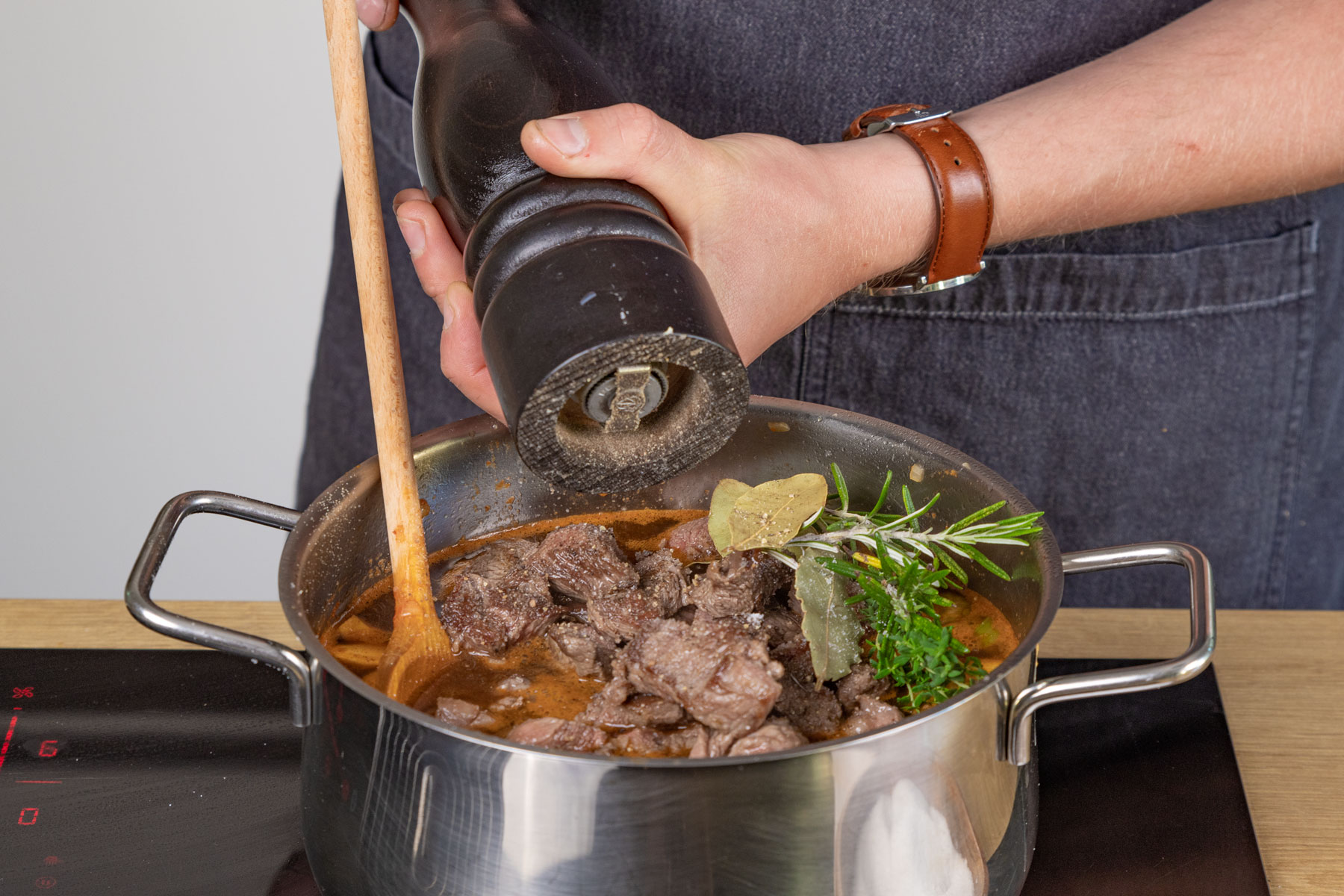 Das Irish Stew mit Rindfleisch würzen.