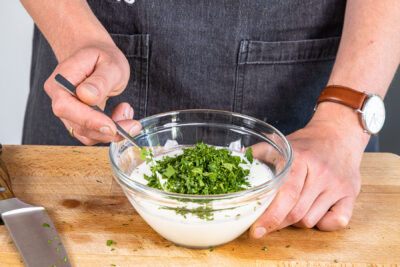Petersilie zu Joghurt geben