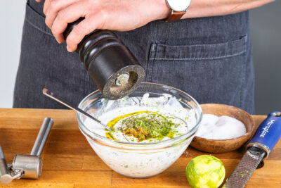 Joghurt-Dip würzen
