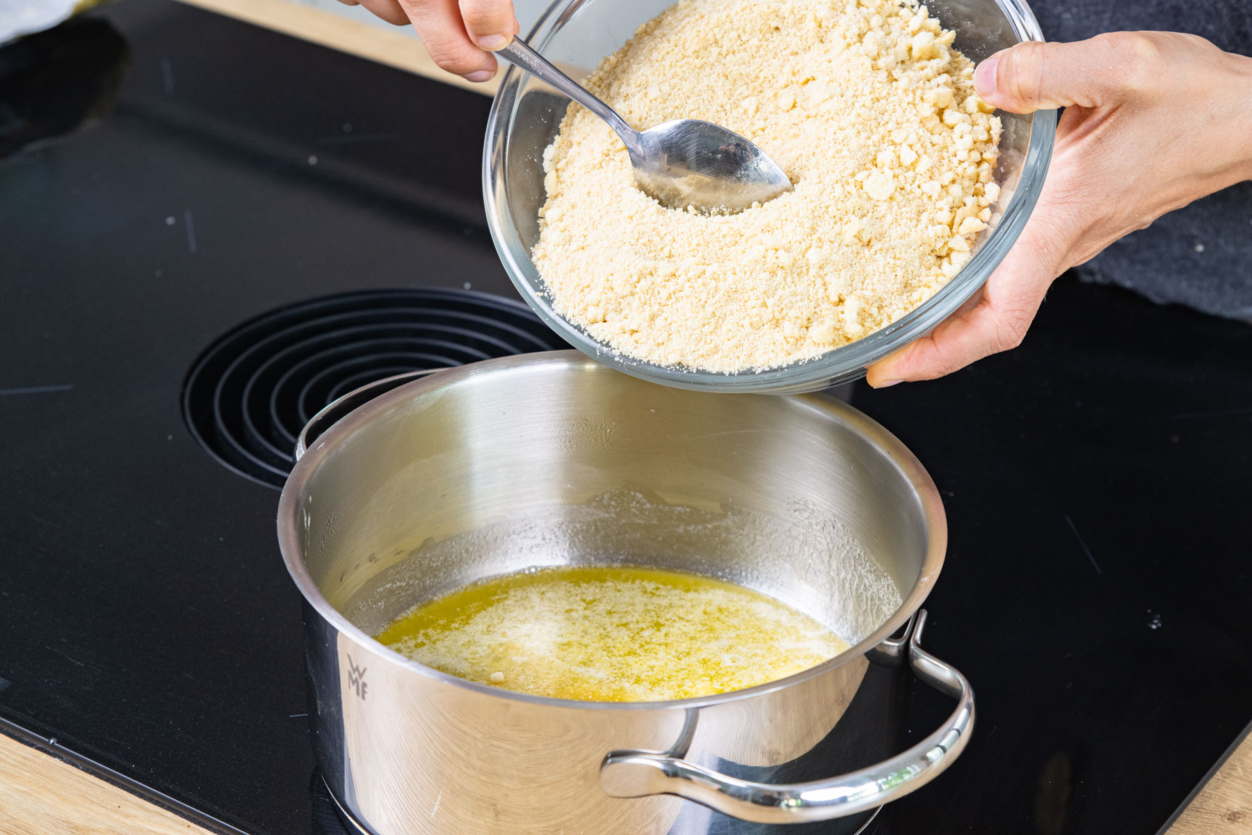 Keksbrösel zu Butter geben