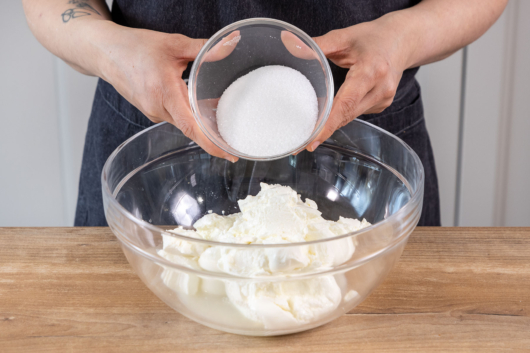 Zucker zum Frischkäse und Quark geben
