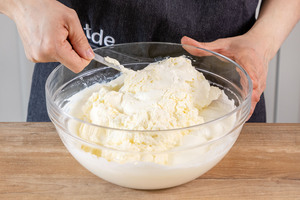 Schlagsahne unter die Creme heben
