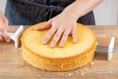 Biskuitboden für die Käsesahnetorte ohne Gelatine halbieren