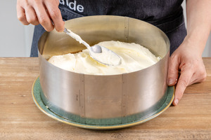 Quark-Sahne-Creme auf dem Boden der Käsesahnetorte ohne Gelatine verstreichen