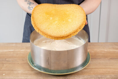 zweiten Boden auf die Creme-Schicht der Käsesahnetorte legen