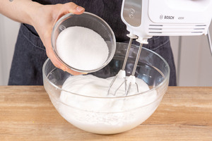 Zucker zum Eischnee geben